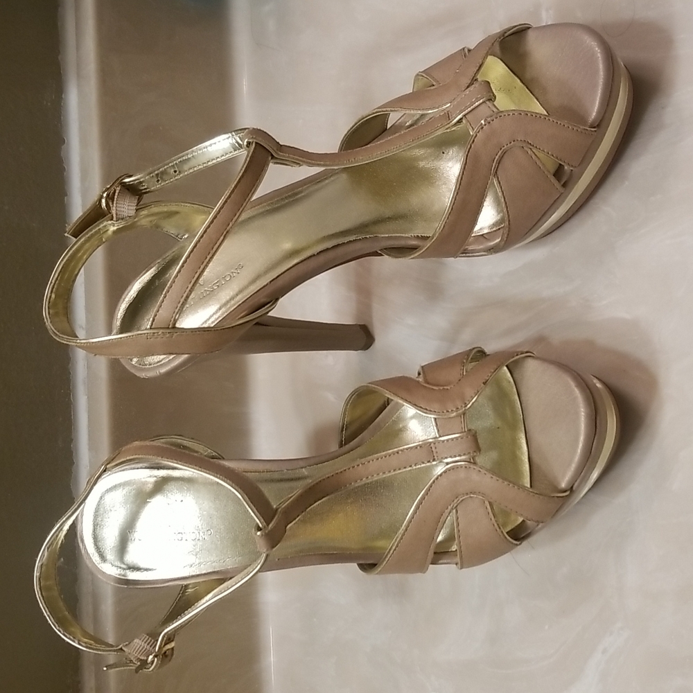 Heel shoes